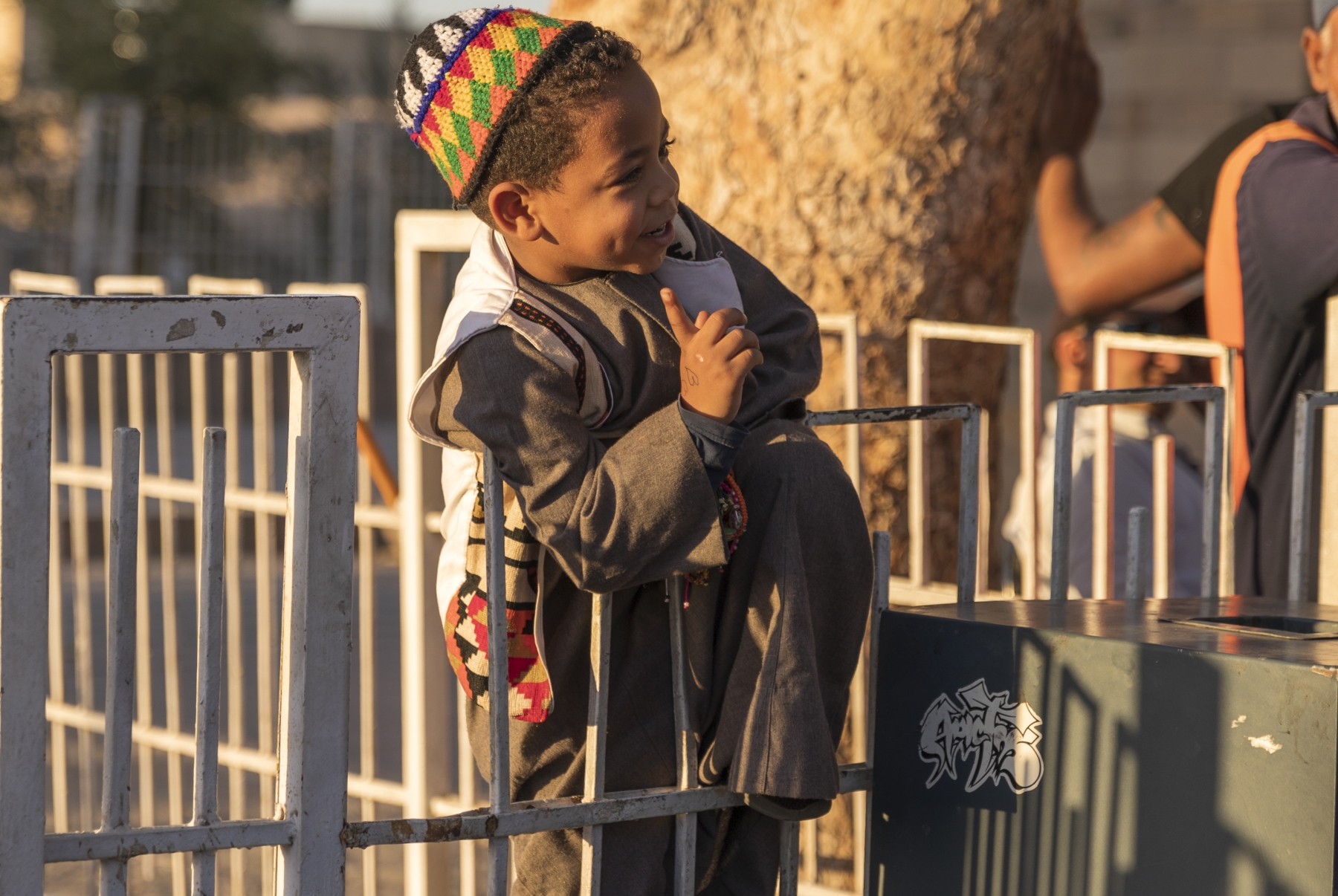 /gallery/africa/egypt/aswan/kom ombo/Boy Selling Goods_med.jpg